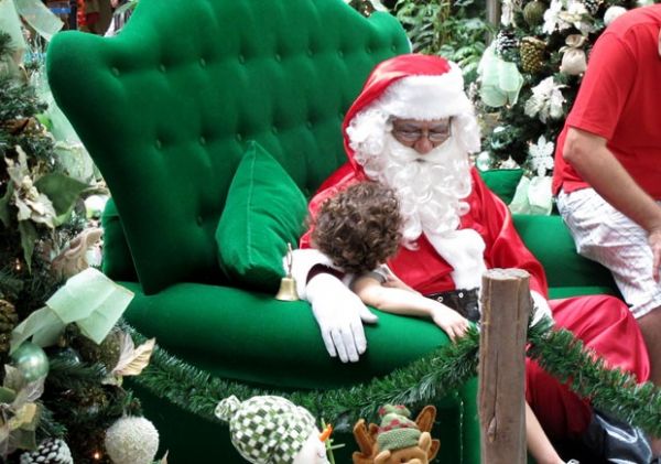 Papai Noel se emociona com menina de seis anos que pediu rim de Natal