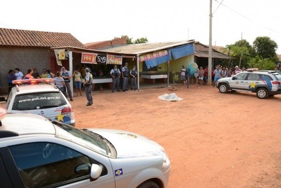 Homem leva tiro a queima roupa e morre na hora enquanto estava no bar