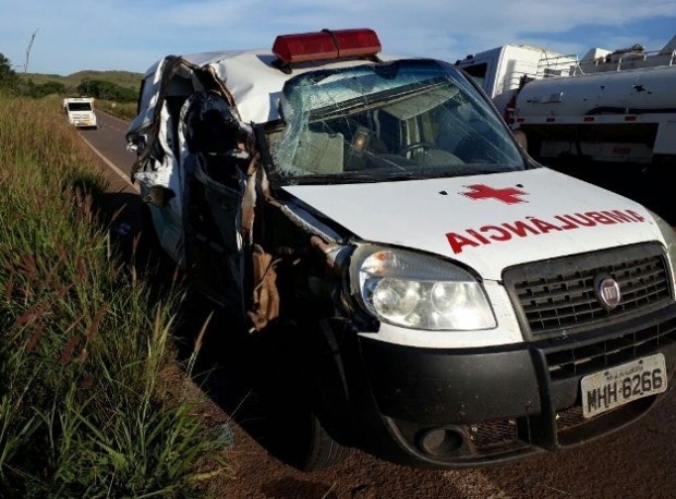 Ambulncia colide contra caminho de oxignio e fere paciente e enfermeiro