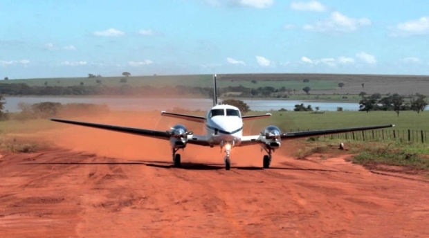 Queda de aeronave durante pouso deixa seis pessoas feridas; criana entre as vtimas