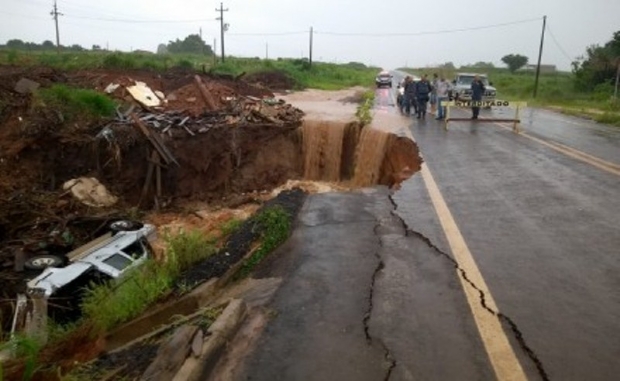 ​Chuva forte abre buraco em rodovia e Hilux com casal e criana de 1 ano tomba aps coliso com carreta