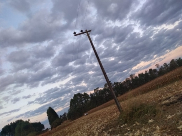 Mecnico morre eletrocutado ao trocar poste de energia em fazenda