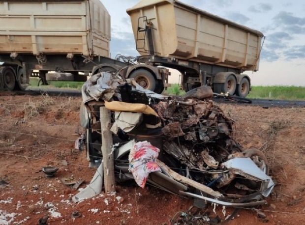 Motorista morre preso s ferragens aps bater carro de frente com bitrem