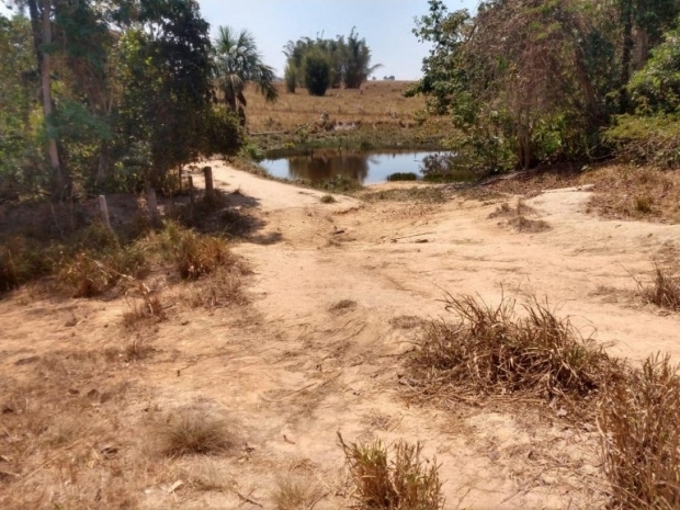 Homem sai para buscar madeira e  encontrado morto com sinais de violncia prximo a lago