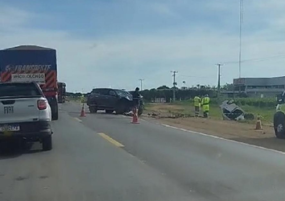 Acidente entre veculos trava trnsito de rodovia e deixa trs pessoas feridas