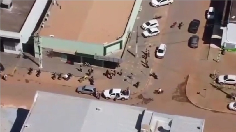  procura de bandidos que assaltaram bancos, polcia usa aeronave e monta barreiras; drone mostra ao de bando