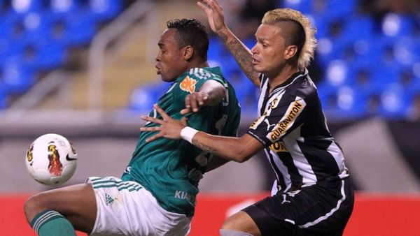 Obina, do Palmeiras, protege a bola de Fabio Ferreira, do Botafogo