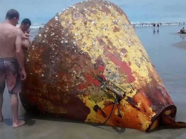 Objeto misterioso aparece no mar em Praia Grande, SP, e intriga banhistas