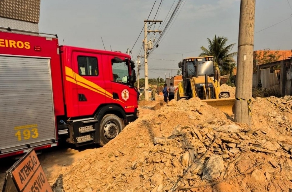 Jovem soterrado em obra de esgoto morre seis dias aps ser internado no HMC