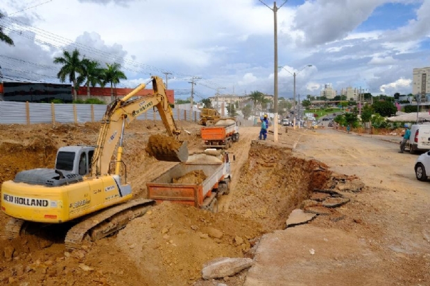 Trecho em frente  PGE  interditado para ltima etapa de escavao de trincheira