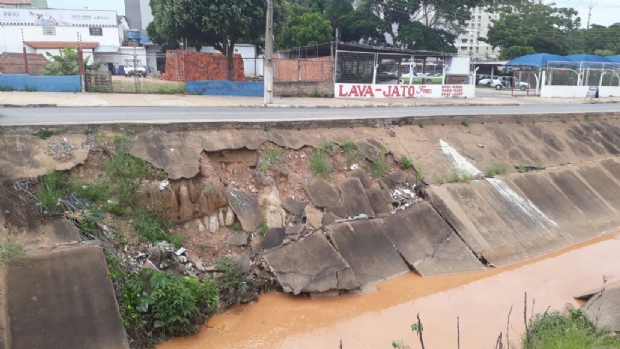 Obras de reparo em cratera provocam eroso na lateral de crrego