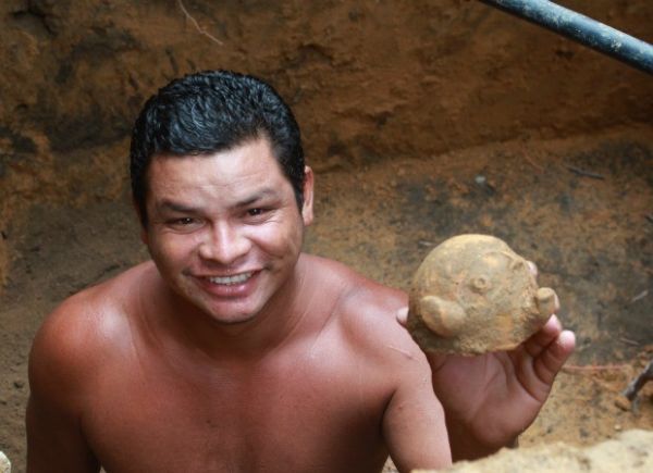 Pedreiro cava fossa e encontra urna com esqueleto em quintal, em Manaus