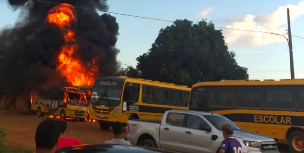 Com prejuzo de R$ 1,2 mi, nibus queimados devem prejudicar os alunos, afirma prefeito