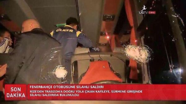 Imagens mostram nibus do Fenerbahce atingido por tiros