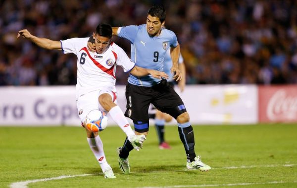Luis Surez disputa a bola com Oscar Duarte durante o amistoso contra a Costa Rica