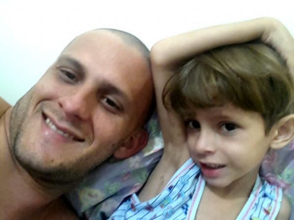 Pai raspa cabea para dar fora ao filho de 5 anos com cncer