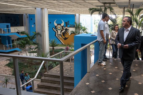 O governador Pedro Taques quer dar aspecto mais poltico ao staff