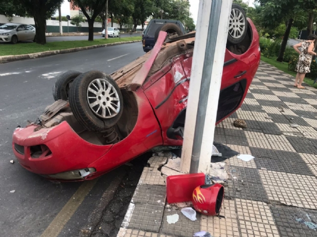 Condutora fica ferida depois de tentar desviar de co, perder controle de carro e bater em poste