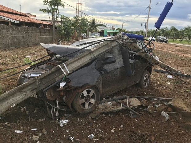 Motorista colide Palio com poste e depois abandona veculo