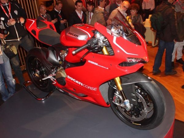 Ducati lana esportiva 1199 Panigale R por R$ 114.900 no Brasil