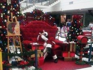 Papai Noel agarra a Mame Noel em shopping