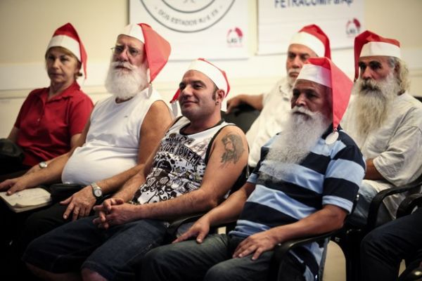 Desempregados tentam salvar o ano trabalhando pela primeira vez de papai noel