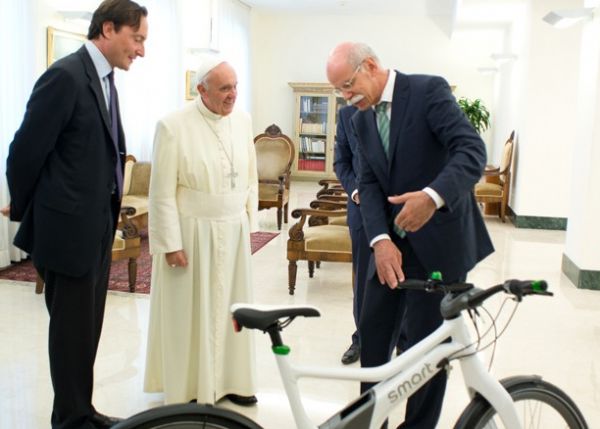Papa Francisco recebe chaves do 'papamvel' e bicicleta eltrica