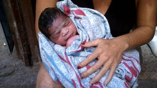 Menina nasceu em calada no Centro do Rio