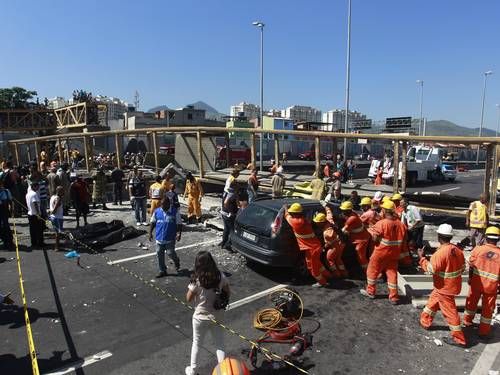 Carreta derruba passarela na Linha Amarela, no Rio e mata 4 pessoas