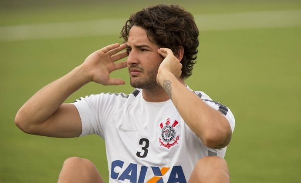 Chelsea acerta emprstimo de Pato por seis meses com o Corinthians