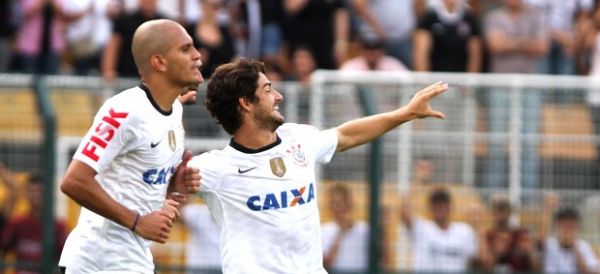 Pato comemora gol do Corinthians sobre o Oeste