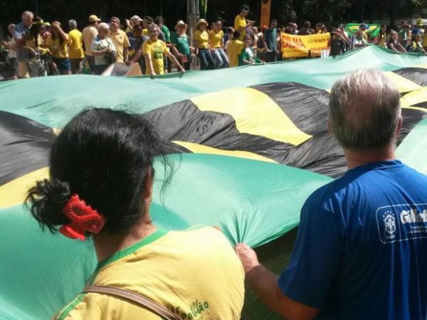 Manifestao contra o governo federal fecha a Avenida Paulista