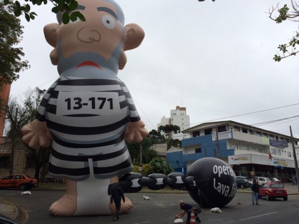 Boneco inflvel passou pela Polcia Federal antes de chegar  Justia Federal, em Curitiba