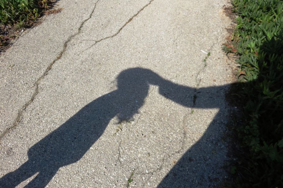 Menina de 9 anos  abusada por vizinho enquanto pai tirava um cochilo