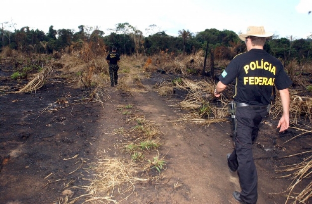 PF troca tiros com suspeitos de extrao de madeira em assentamento e dois so baleados