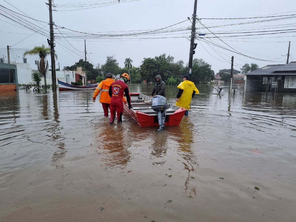 Bombeiros resgataram 44 pessoas em duas cidades do RS atingidas por enchente; veja vdeo