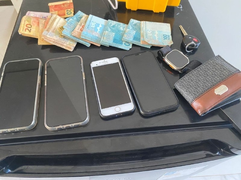 PF prende sete em operao contra criminosos que usavam fundos falsos em veculos alugados para transportar drogas e armas