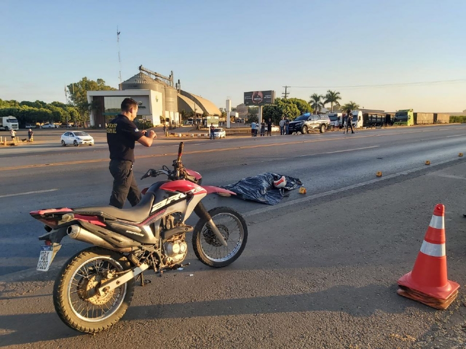 Homem morre aps bater motocicleta em carreta e ser atropelado na BR-163