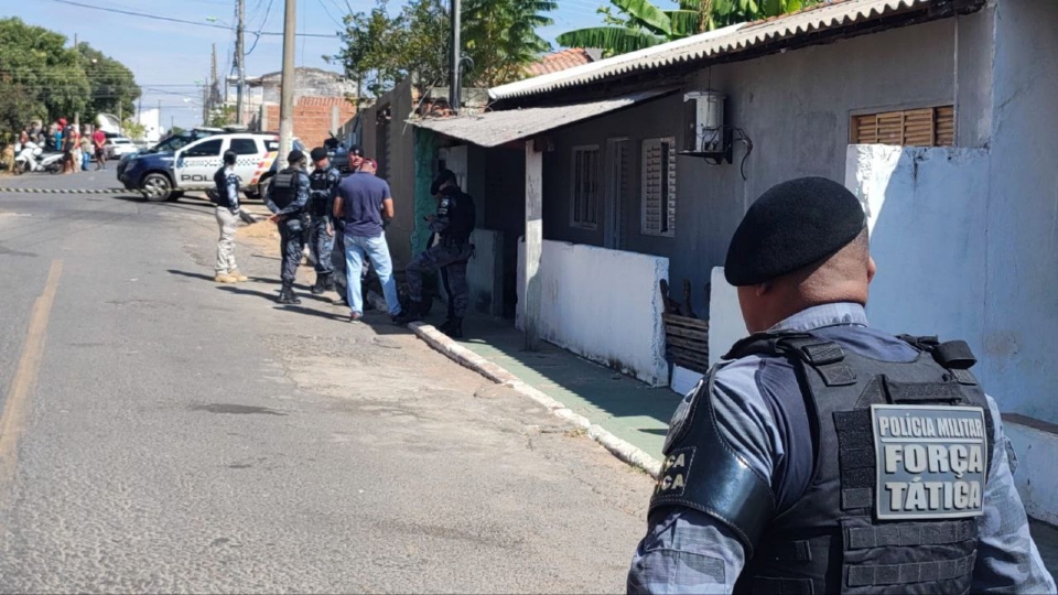 Dois criminosos morrem baleados em confronto com policiais da Fora Ttica em Cuiab; veja vdeo