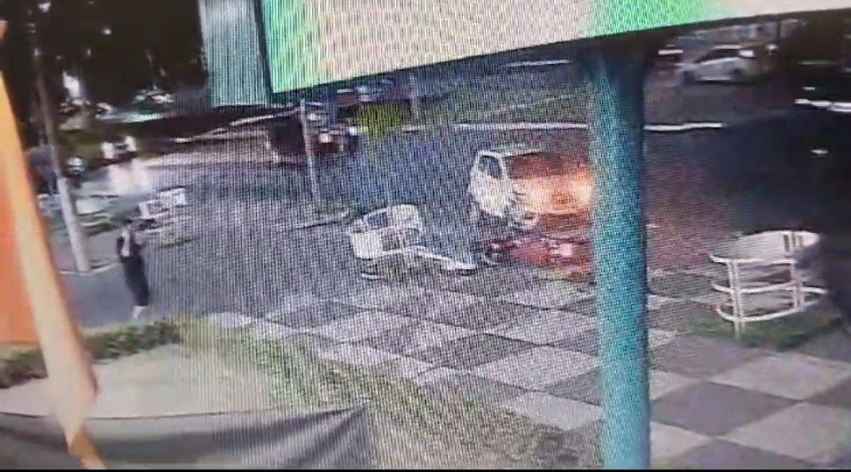 Vdeo mostra batida entre carro e motocicleta que matou jovem na Avenida do CPA
