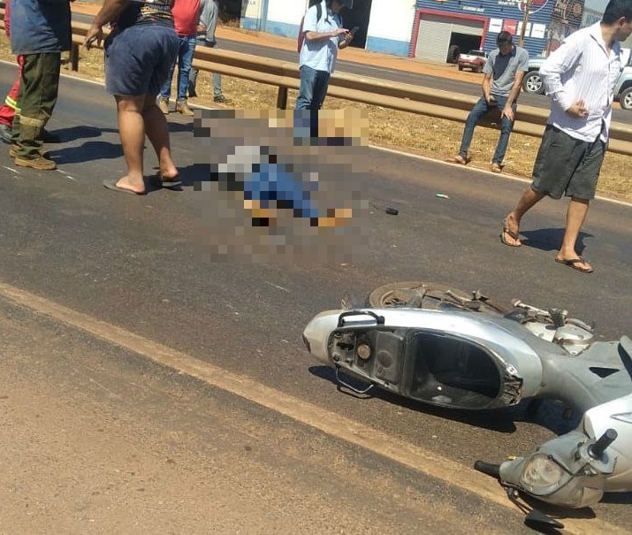 Mulher morre atropelada aps tentar passar entre veculos de carga com motocicleta na BR-364