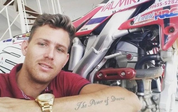 Piloto de motocross morre aps ser eletrocutado ao tocar em barra de pole dance