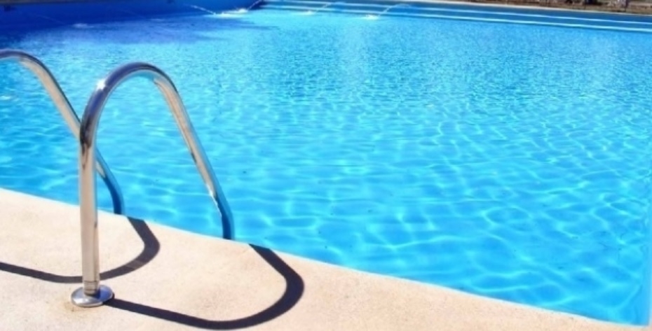 Menina de dois anos cai em piscina de vizinho e morre afogada