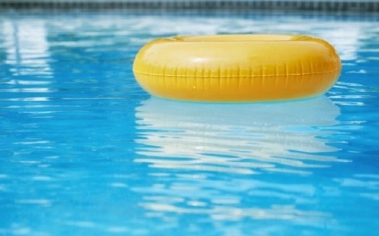 Criana de um ano  intubada aps se afogar na piscina de casa