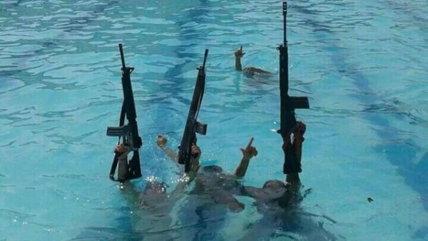 Bandidos fazem nado sincronizado com fuzis na vila olmpica