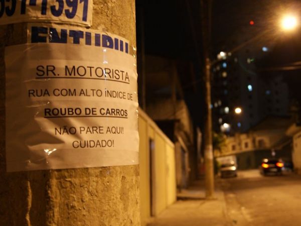 Aviso em poste na Zona Leste alerta sobre furto de carros: 'no pare aqui'