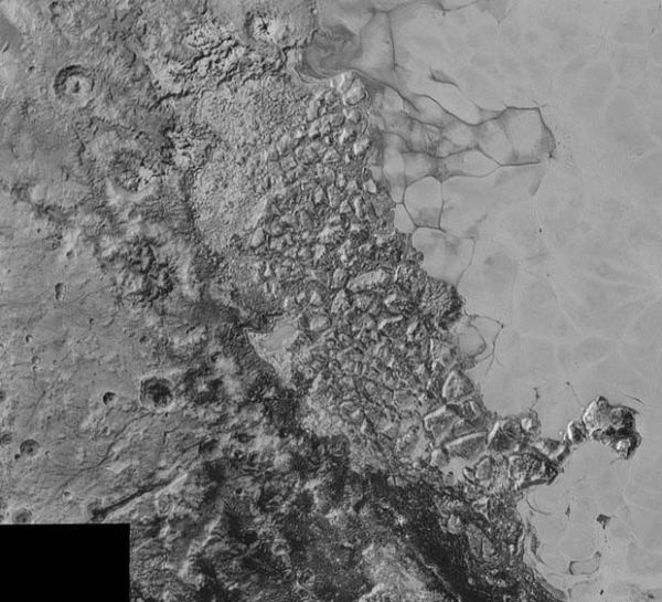 Foto de Pluto enviada pela New Horizons mostra regio de terreno irregular a noroeste da plancie gelada informalmentechamada de Sputnik Planum