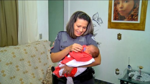 Policial que ajudou pai a fazer parto da prpria filha encontra famlia
