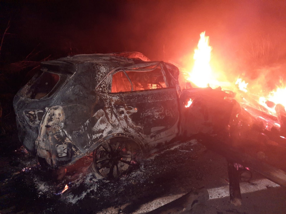 Carro  arrastado por caminho aps coliso e motorista pula de veculo, que pega fogo; veja fotos