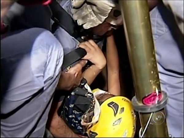 Criana  resgatada aps cair em poo de 13 metros em Cabreva, SP